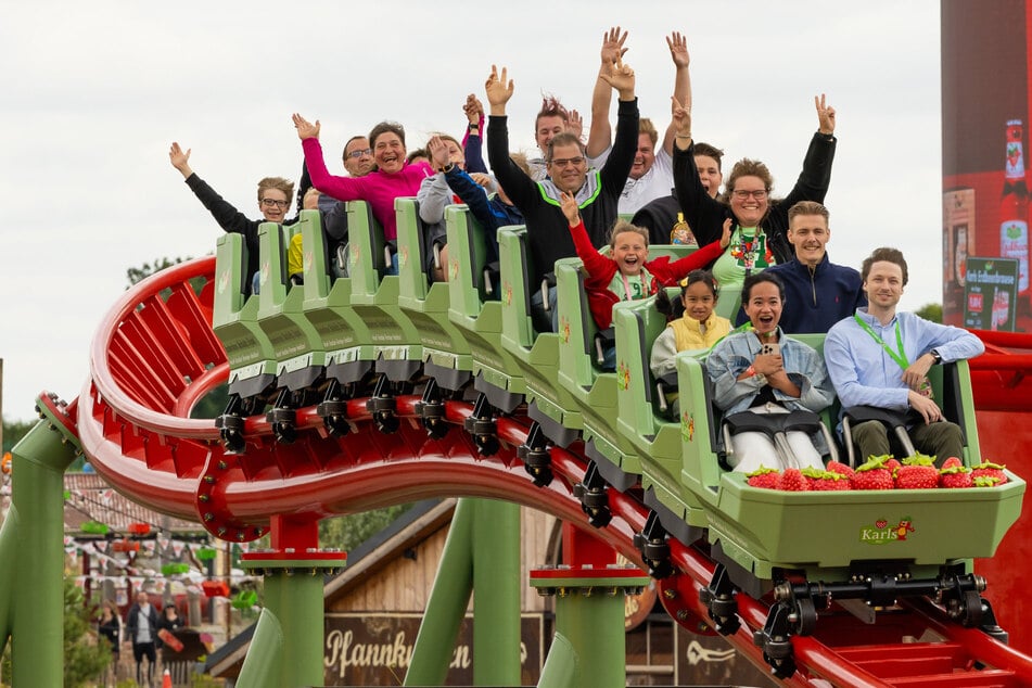 "Bettys Beerchen Boomerang" ist für Jung und Alt gemacht. Am Samstag wurde die Achterbahn in Karls Erlebnis-Dorf eröffnet.