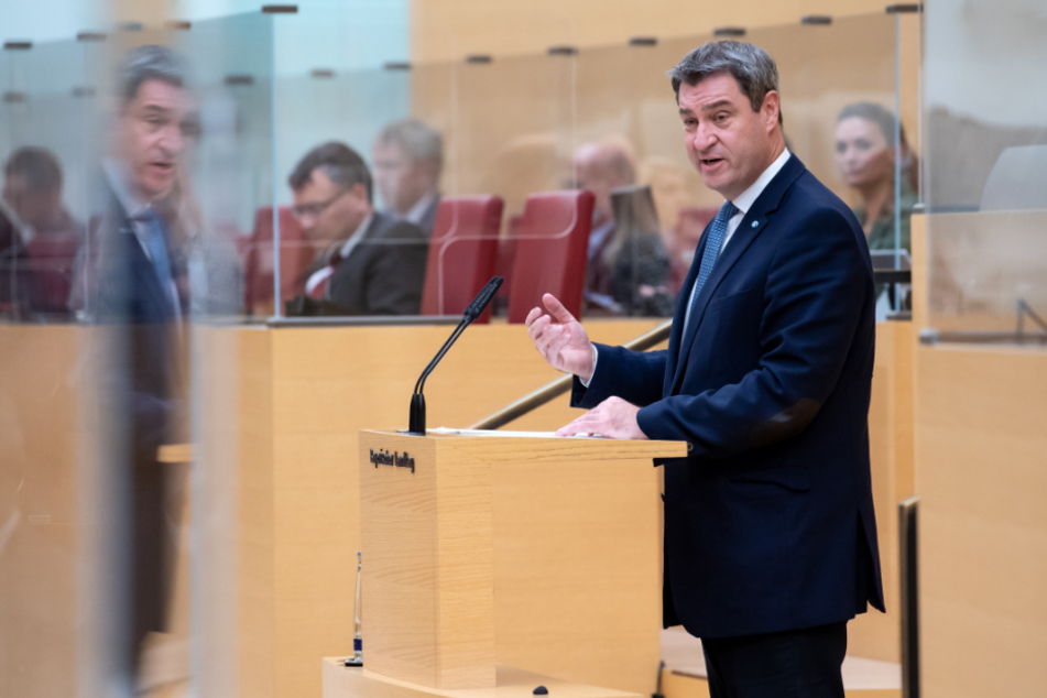 Markus Söder (CSU), Ministerpräsident von Bayern, gibt im bayerischen Landtag während einer Plenarsitzung eine Regierungserklärung ab.