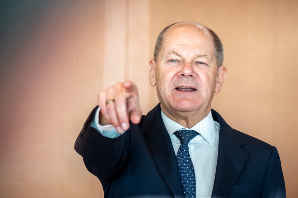 Bundeskanzler Olaf Scholz (66, SPD) gestikuliert vor Beginn der Kabinettsitzung im Bundeskanzleramt.