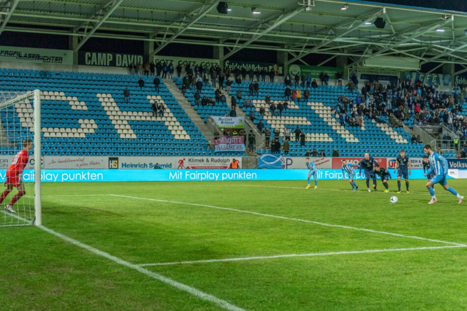 Eiskalt vom Punkt: Dejan Bozic (31) verwandelte den Elfmeter gegen Hansa-Keeper Max Hagemoser (21).