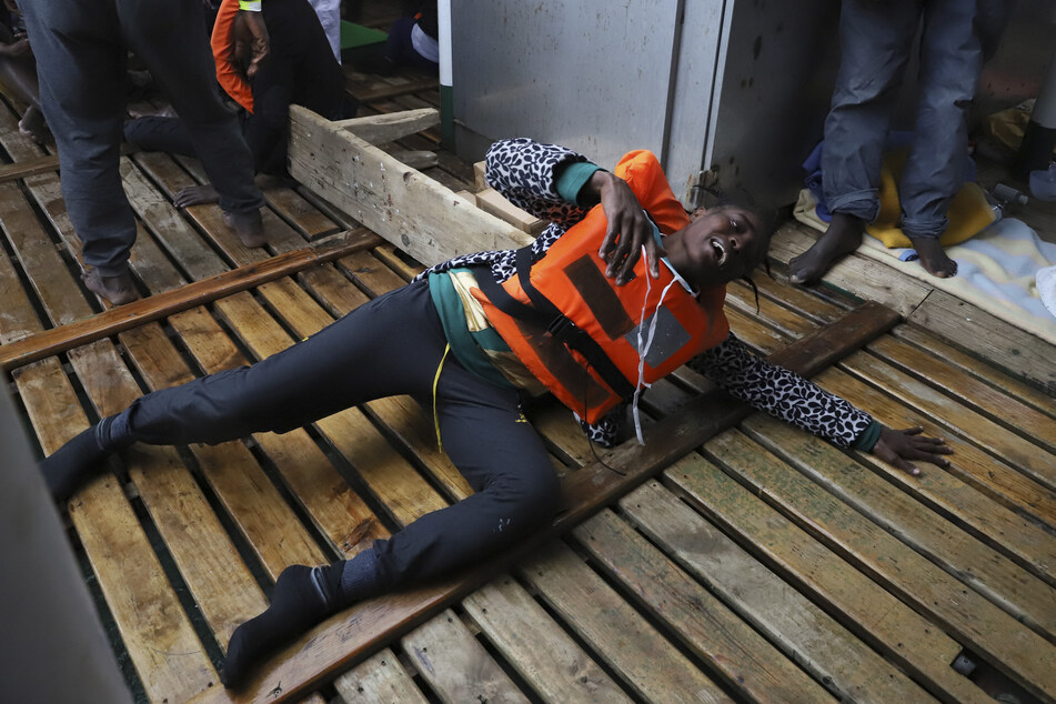 Ein Flüchtling liegt an Bord eines Rettungsboots der spanischen Hilfsorganisation Open Arms, nachdem er nach einem Bootsunglück gerettet wurde.