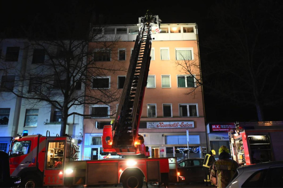 Die Feuerwehr hat sechs Personen aus dem Mietshaus in der Friedrich-Karl-Straße gerettet.