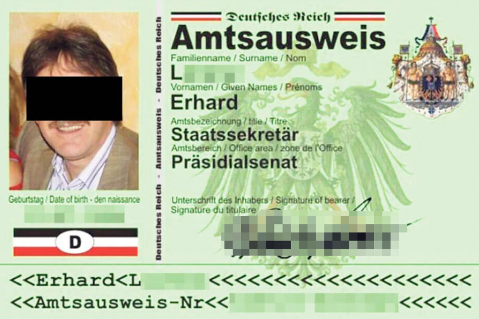 Erhard L. (65) hat sich einfach selbst einen Ausweis mit Amtsbezeichnung gedruckt. Vor Gericht wird ihm das wohl wenig nützen.