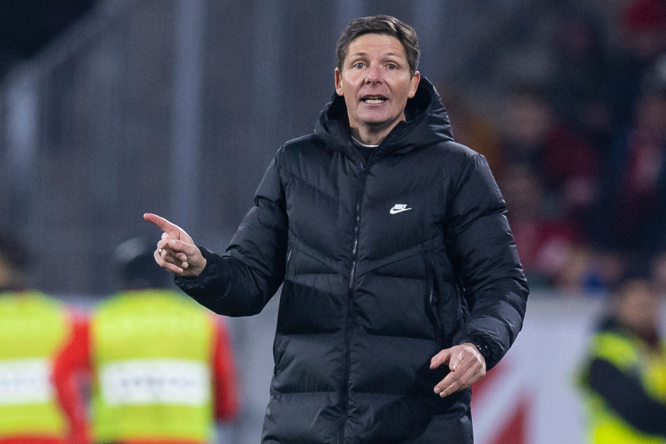Eintracht Frankfurts Cheftrainer Oliver Glasner (48) hatte während der aktuellen Pressekonferenz vor dem Bayern-Spiel ein paar Kleinigkeiten klarzustellen.