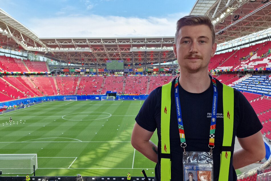 Er ist der Einpeitscher auf dem Dach des Feuerwehrautos: Gruppenführer Tino Steinbruch (28), hier im Leipziger EM-Stadion, hatte die Idee für das Video, das jetzt weltweit viral geht.