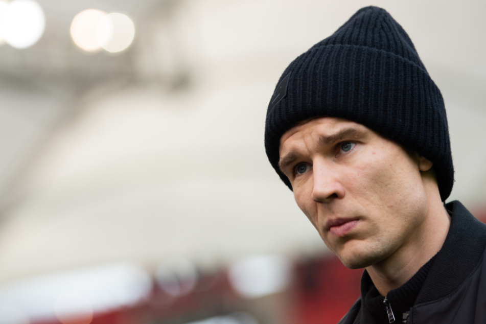 Holger Badstuber vom VfB steht vor dem Stadion.