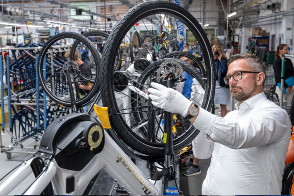 Sachsens Wirtschaftsminister Martin Dulig (49, SPD), legt in der Produktion des Fahrradherstellers Diamant in Hartmannsdorf selbst Hand an.