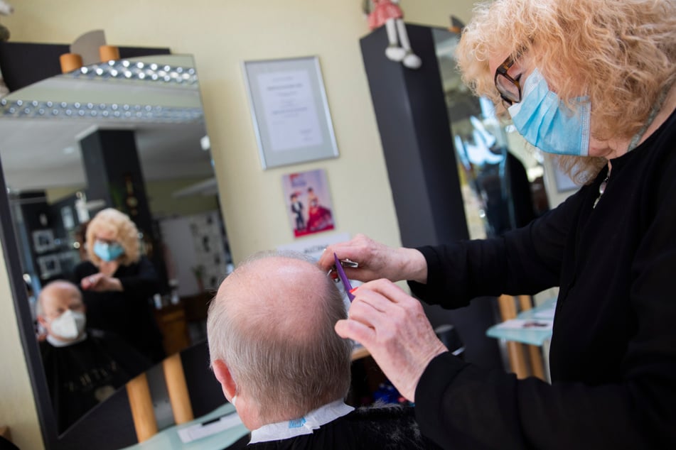 Göppingen: Friseurmeisterin Christine Messer-Stadlmann schneidet die Haare von Michael Theurer (54), dem Vorsitzenden der FDP Baden-Württemberg.