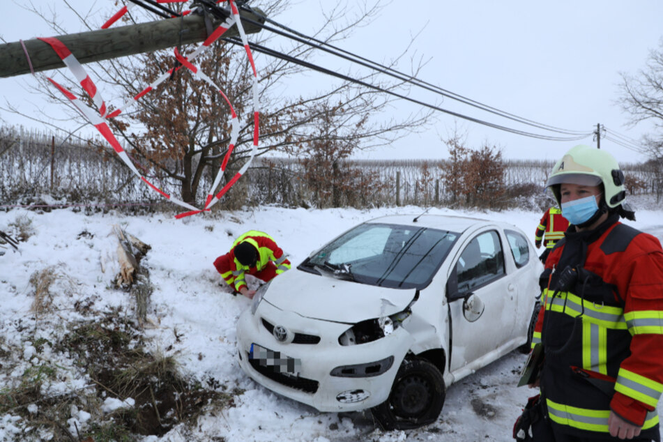 Ein Toyota landete im Straßengraben.