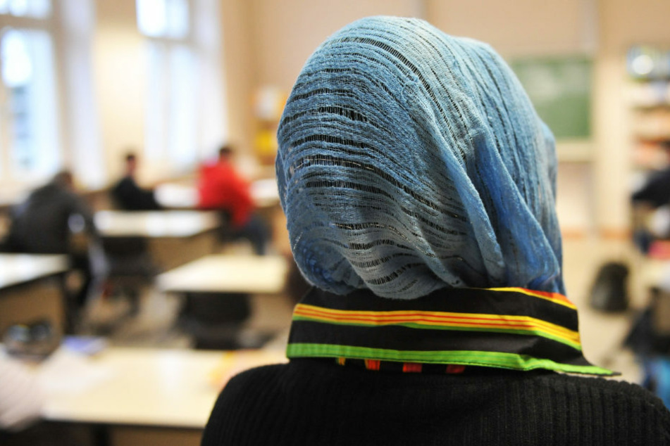 Eine Schülerin besucht den Unterricht mit Kopftuch. Lehrerinnen war es bislang nicht gestattet, mit Kopftuch am Lehrbetrieb teilzunehmen. (Symbolfoto)