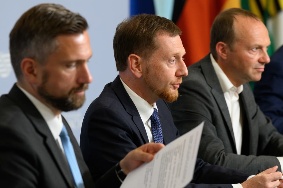 Ministerpräsident Michael Kretschmer (47, CDU, M.), Wirtschaftsminister Martin Dulig (49, SPD, l.) und Umweltminister Wolfram Günther (49, Grüne) sind zu einer Kabinettssitzung nach Brüssel gereist.