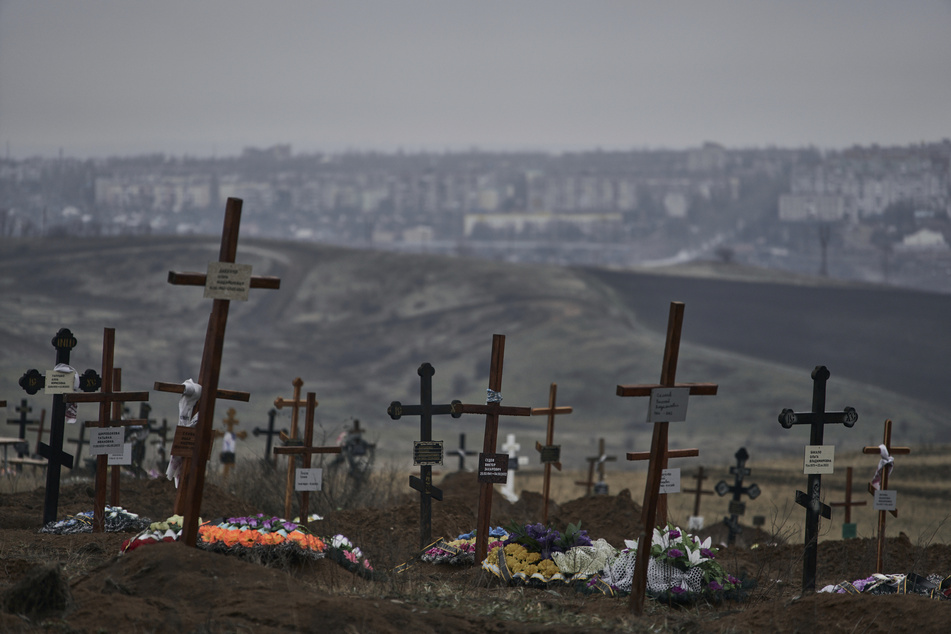 Auf den ukrainischen Friedhöfen, wie hier in Bachmut, steigt die Anzahl der Gräber seit Kriegsbeginn kontinuierlich.