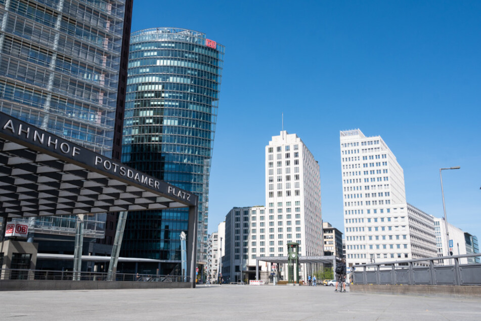 Auf dem Potsdamer Platz sind am Ostersonntag nur wenige Menschen.