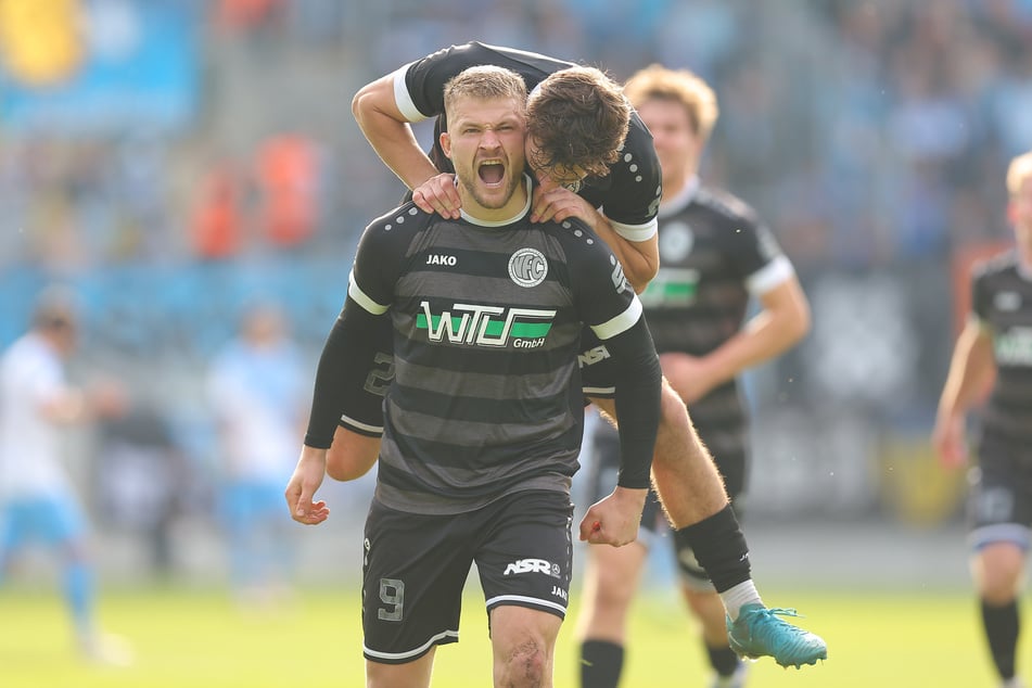 Torschütze Johann Martynets (l.) jubelt nach seinem 1:0 gegen den Chemnitzer FC.