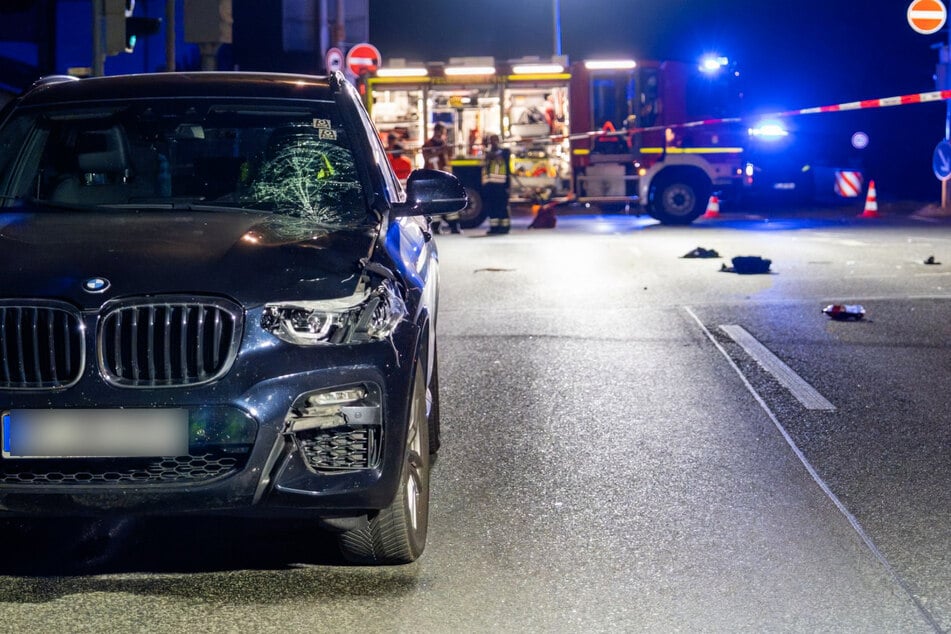 Der 17-Jährige soll bei Rot über die Straße gelaufen sein und wurde dann von dem BMW des 66-Jährigen erfasst.