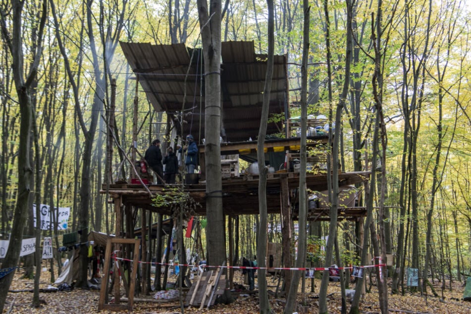 Umwelt-Aktivisten stehen in einem der Camps im Dannenröder Forst in einem Baumhaus.