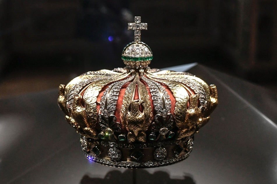 Die Krone der französischen Kaiserin Eugénie de Montijo wurde ebenfalls gestohlen, später aber beschädigt in der Nähe des Louvre gefunden.