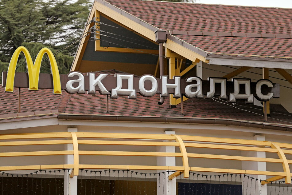 Mit kyrillischen Buchstaben steht "McDonald's" über einer Filiale der amerikanischen Fastfood-Kette in der russischen Stadt Sotschi.