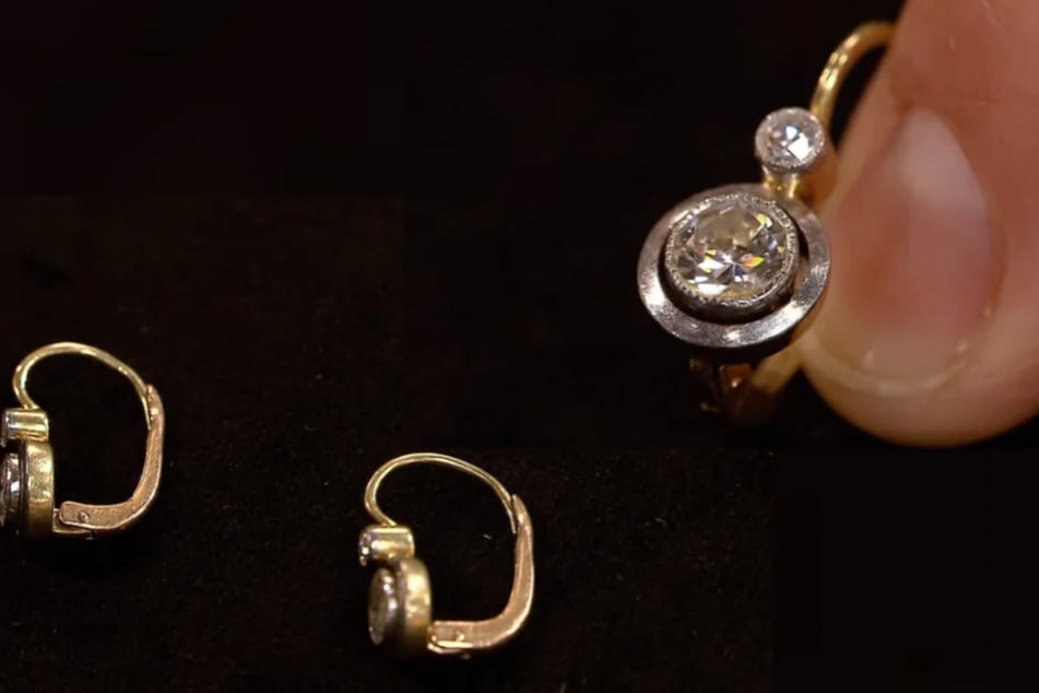Satte 1000 Euro erhofft sich die Verkäuferin für ihre Schmuckstücke. Ein beschädigter Diamant drückt den preis jedoch gewaltig.