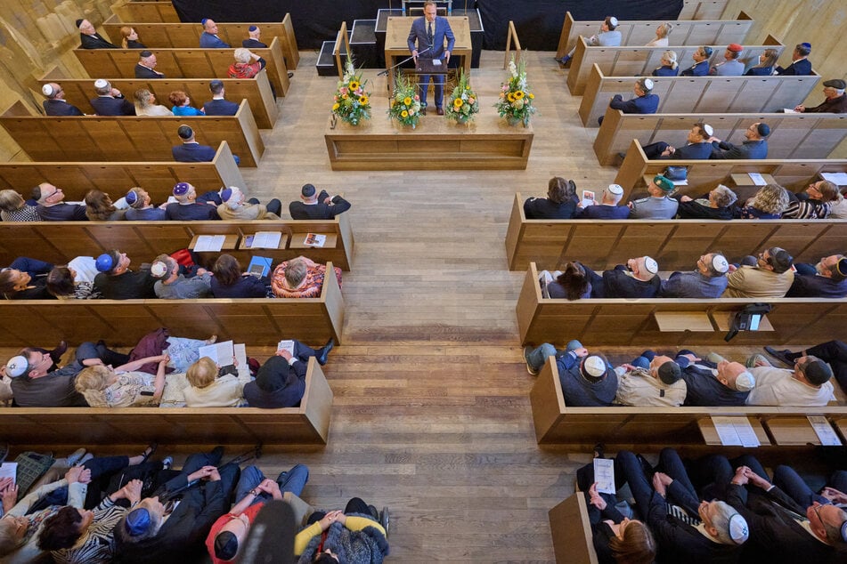 Alexander Dierks (38, oben M., CDU), Landtagspräsident von Sachsen, spricht bei der Wiedereröffnung der Dresdner Synagoge.