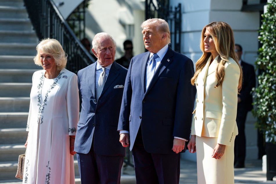 Camilla (78, v. l.) und König Charles (77) wurden in der US-Hauptstadt Washington von Donald Trump (79) und seiner Frau Melania in Empfang genommen.