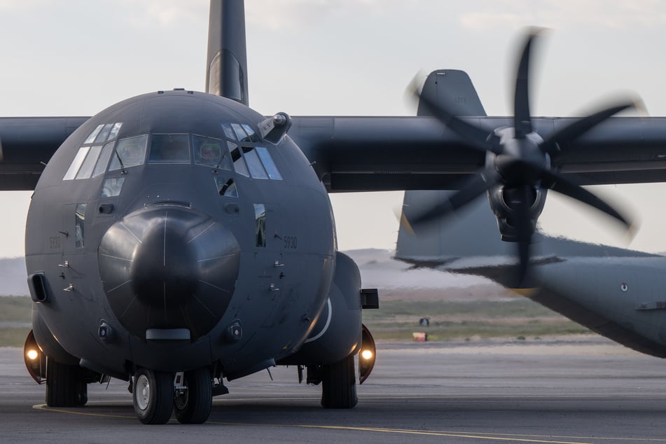 Ein militärisches Transportflugzeug überführt die Leichen der PAOK-Fans. (Symbolfoto)