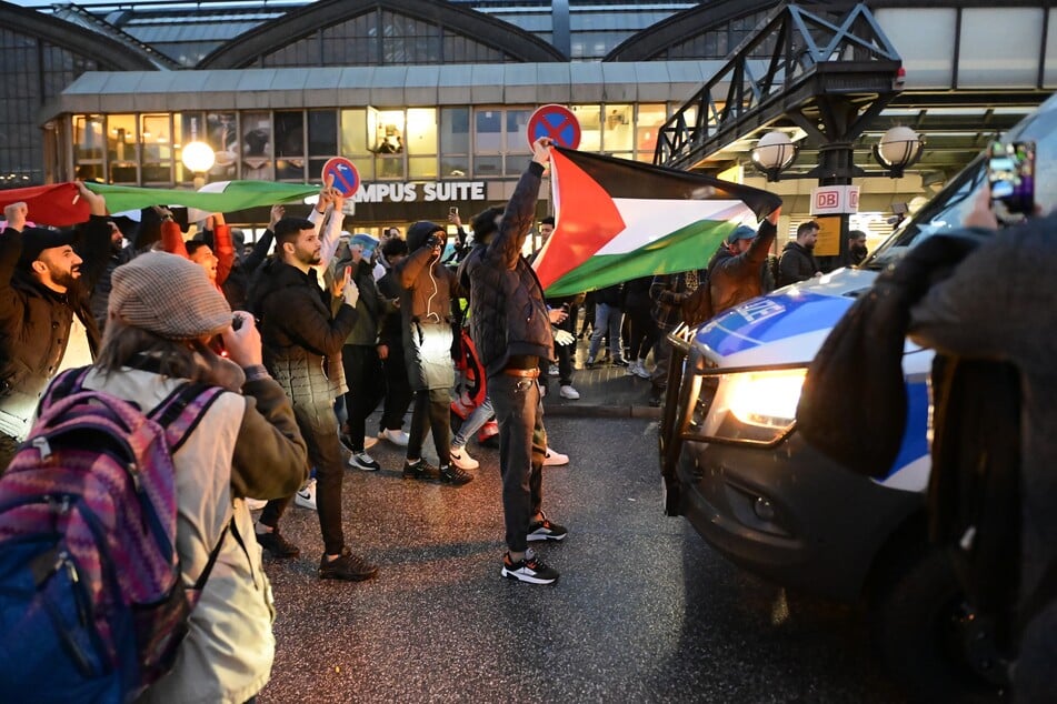 Trotz Verbots der Veranstaltung versammelte sich eine Gruppe von Demonstranten, die Polizei reagierte mit Festnahmen.