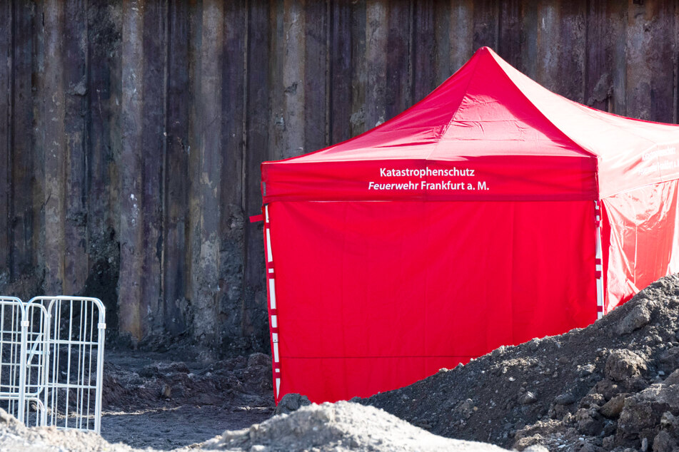 Ein Zelt steht über der 500-Kilo-Bombe aus dem Zweiten Weltkrieg, die am Montag auf einer Baustelle in Frankfurt am Main gefunden wurde.