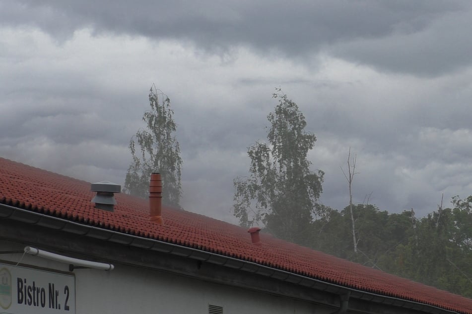 Eine dichte Rauchwolke hing über dem Gebäude.
