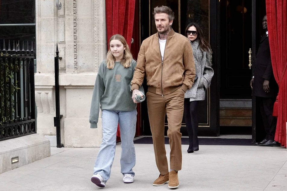 David Beckham im casual Herbstlook mit Tochter Harper und Ehefrau Victoria beim Verlassen eines Pariser Hotels.