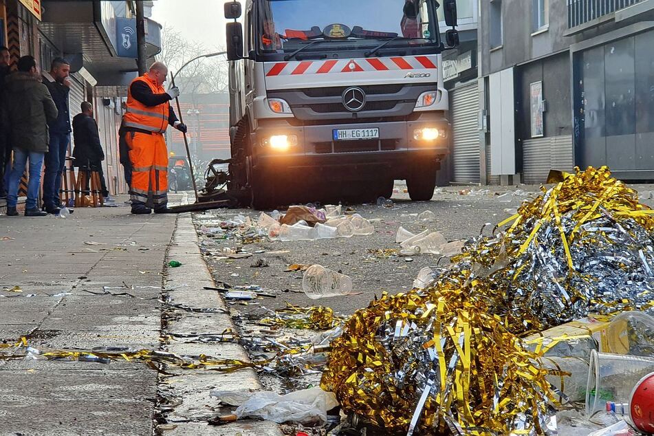 In den frühen Morgenstunden am 1. Januars 2023 beginnt die Hamburger Stadtreinigung mit der Beseitigung des Silvester-Mülls.