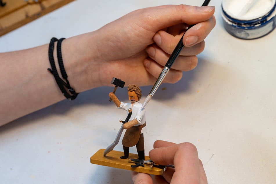 Jede Figur wird sorgfältig von Hand bemalt.