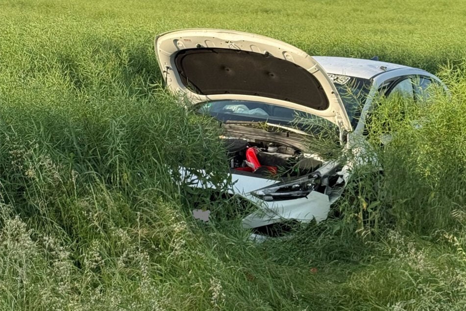 Beim Überholen abgedrängt: Hyundai landet in Feld