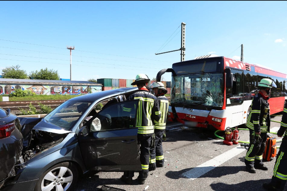 Der Linienbus hatte fünf Autos ineinander geschoben, eine 63-Jährige wurde dabei schwer verletzt.