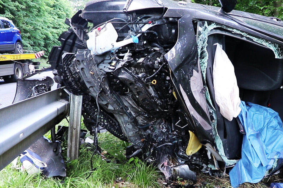 Eines der beiden Autos wurde über die Leitplanke geschleudert – die Front dieses Wagens wurde bei dem Unfall regelrecht zertrümmert.