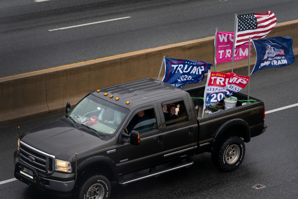 Unterstützer des US-Präsidenten Trump fahren am 1. November mit Fahnen an ihrem Fahrzeug in einer Karawane über den I-495 Capital Beltway in Fort Washington.
