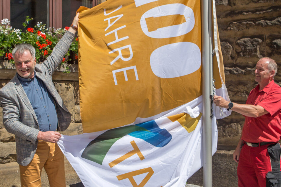 OB Uwe Rumberg (61, CDU, l.) und Hausmeister Hans-Joachim Huth (60) hissen Freitals neue Flagge.