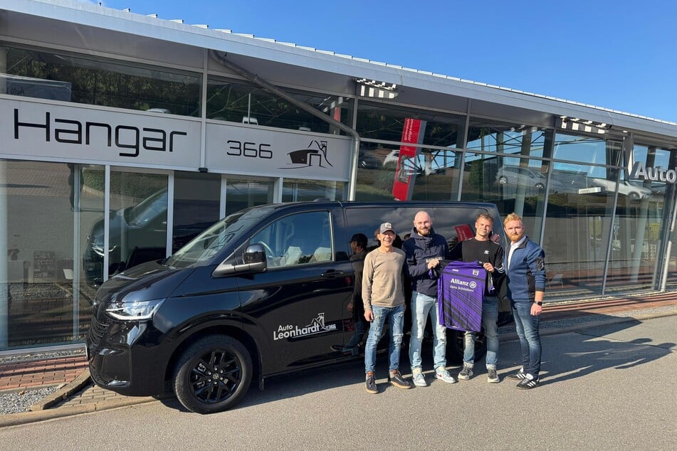 Das Wochenende ist gerettet: Am Donnerstag konnte die Volleyballabteilung der BSG Wismut Aue ihr Ersatzfahrzeug bei Auto Leonhardt abholen.