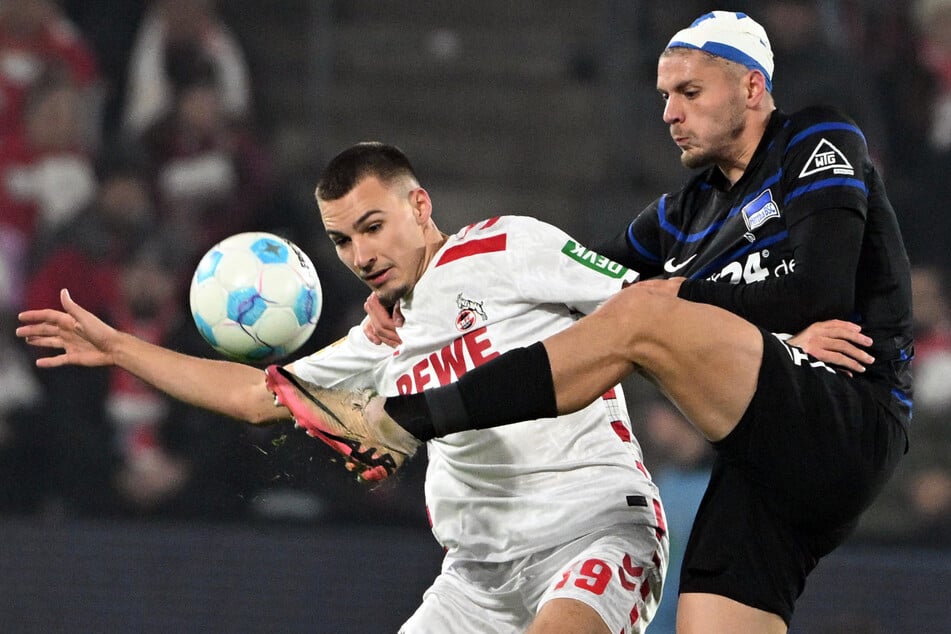 Marton Dardai (22, r.) musste in Köln viel einstecken, spielte lange mit Turban.