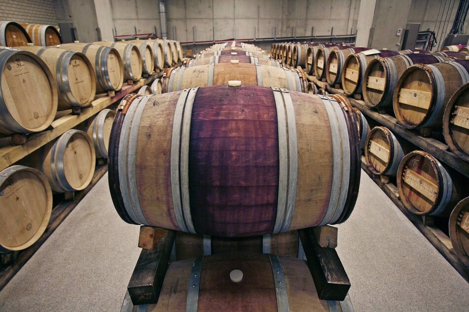In traditionellen Holzfässern reift der Wein.