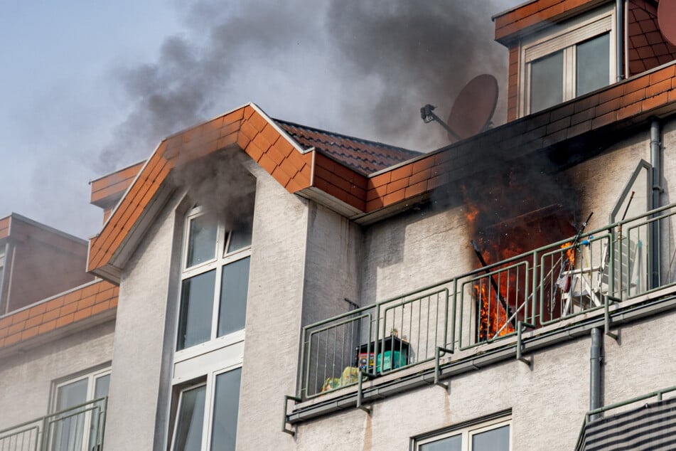 Brand in Asylunterkunft: Bewohner müssen von Balkonen gerettet werden