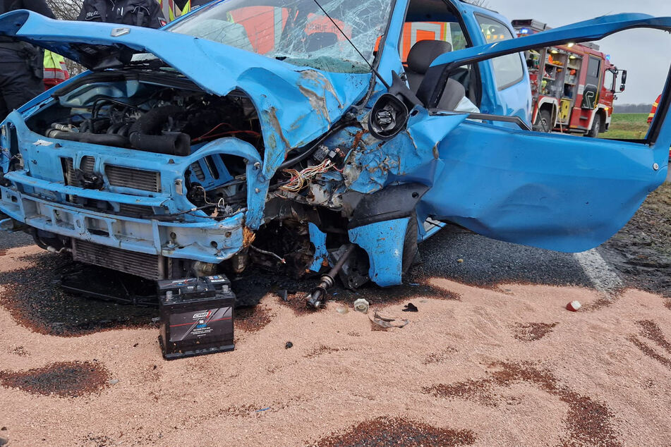 Der verunfallte Renault Twingo ist nach dem Unfall nur noch Schrott.