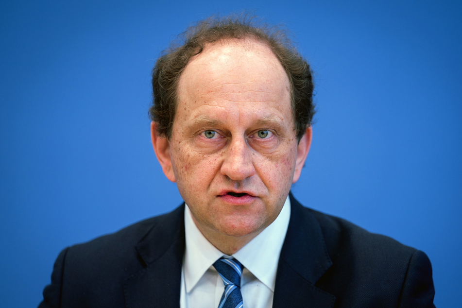 Außenpolitik-Experte Alexander Graf Lambsdorff (56, FDP) unterstützt die Presse-freie USA-Reise des Bundeskanzlers.