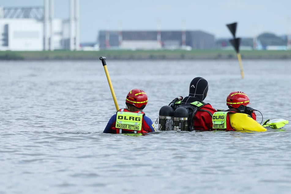 Mädchen (10) geht in der Elbe unter: Suche geht weiter, Hoffnung gering