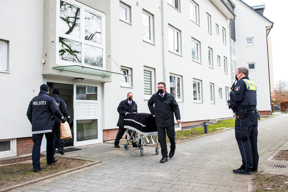 Bestatter transportieren im Februar im Hamburger Stadtteil Bramfeld einen Sarg aus einem Mehrfamilienhaus ab. Wegen Mordes an seiner Freundin und seiner Mutter ordnete das Landgericht Hamburg am 7. September die Unterbringung eines 29-Jährigen in einer psychiatrischen Klinik an.