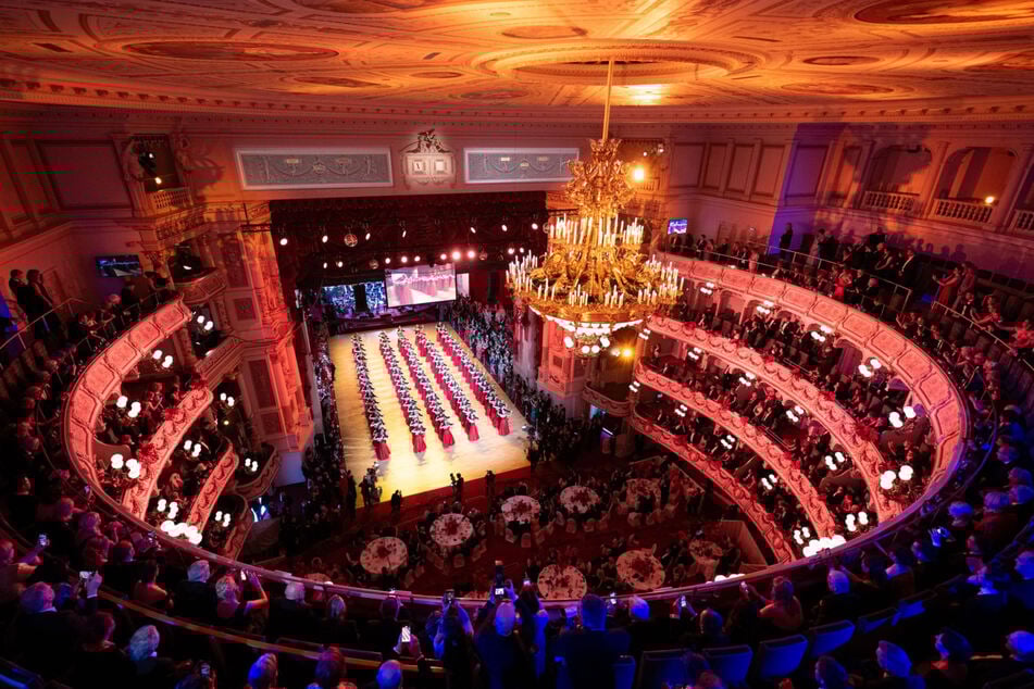 Rund 100 Debütantenpaare eröffnen den Ball.