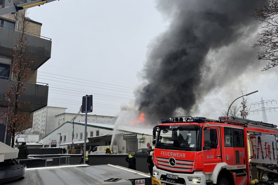 Der Brand in der Autowerkstatt sorgte für große Rauchwolken.