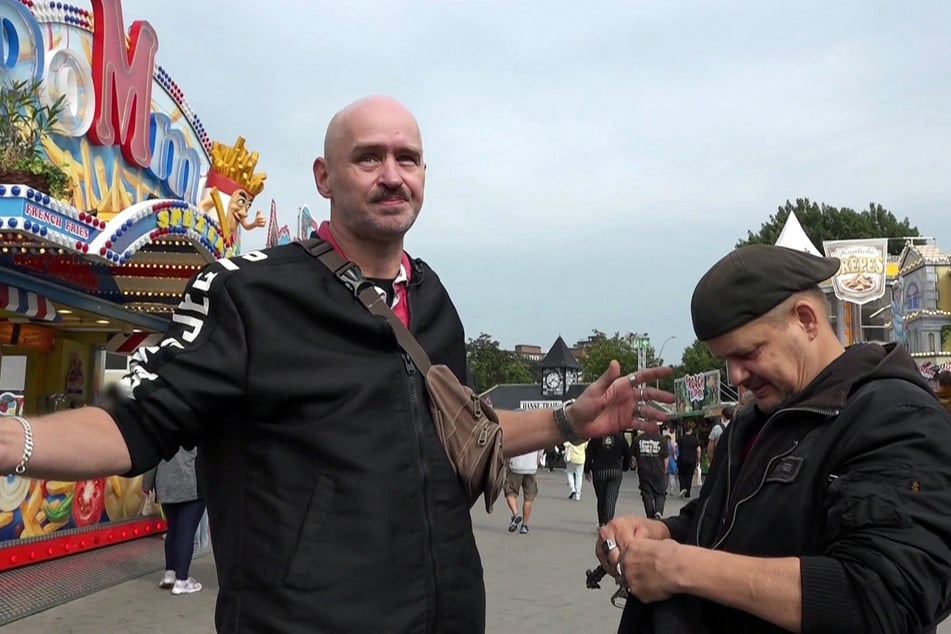Lebensgefährte Ricky (50, r.) ist mit Verdacht auf Schlaganfall in einer Klinik.