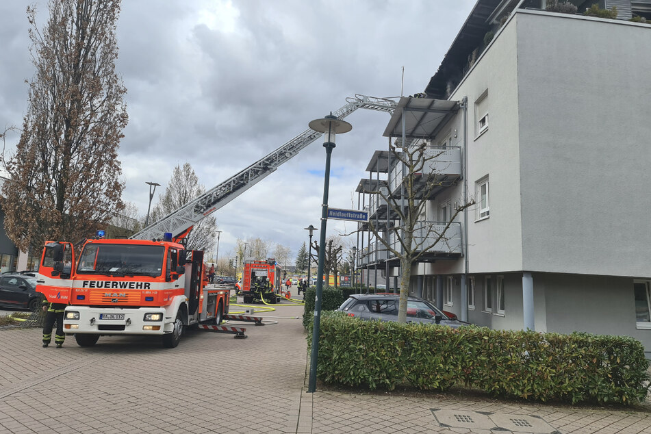 Die Feuerwehr evakuierte die Bewohner des Altenheims.
