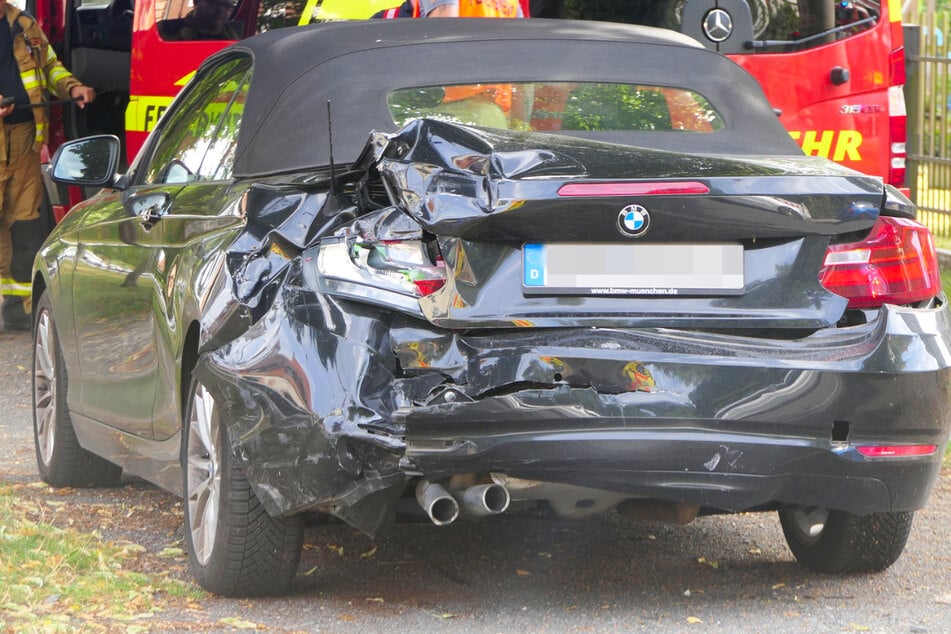 Der BMW hat am Heck einiges abbekommen.